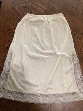 Vntg Mel-Lin Nylon Ivory Rose Lace Half Slip Medium